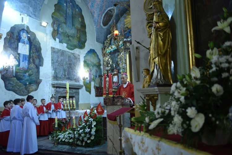 W kościele zachowały się freski, które niebawem będą odkrywane.