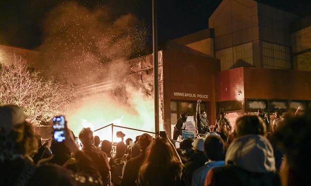 Kolejna noc zamieszek w Minneapolis