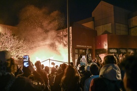 Kolejna noc zamieszek w Minneapolis