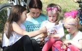 Majowa modlitwa przy kapliczce Matki Bożej w Górnej Leszczynie w Istebnej