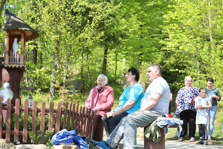 Majowa modlitwa przy kapliczce Matki Bożej w Górnej Leszczynie w Istebnej