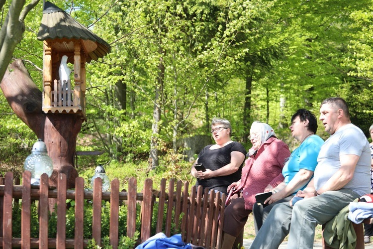 Majowa modlitwa przy kapliczce Matki Bożej w Górnej Leszczynie w Istebnej