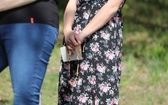 Majowa modlitwa przy kapliczce Matki Bożej w Górnej Leszczynie w Istebnej