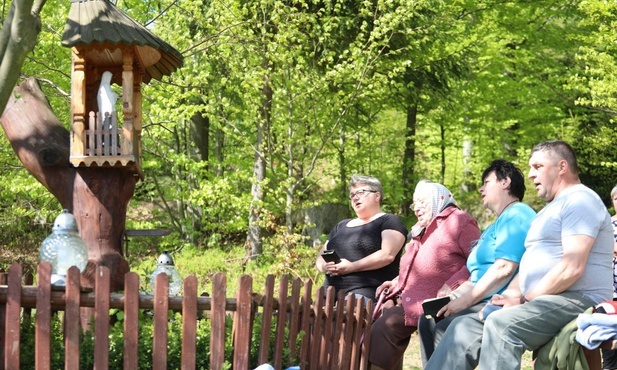 Do modlitwy zachęcała najpierw Anna Zowadowa, a teraz jej syn i synowa: Maria i Władysław Zowadowie. Modlą się ich dzieci i wnuki...