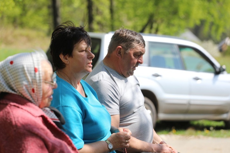 Majowa modlitwa przy kapliczce Matki Bożej w Górnej Leszczynie w Istebnej