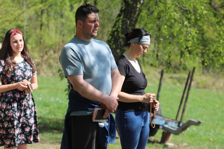 Majowa modlitwa przy kapliczce Matki Bożej w Górnej Leszczynie w Istebnej