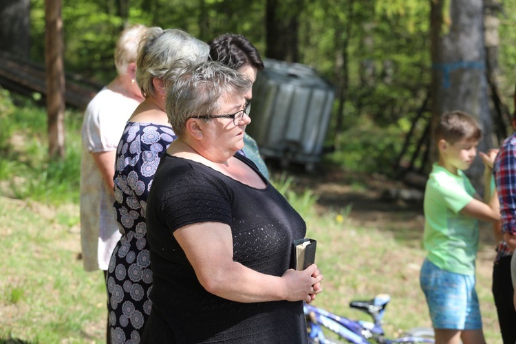 Majowa modlitwa przy kapliczce Matki Bożej w Górnej Leszczynie w Istebnej