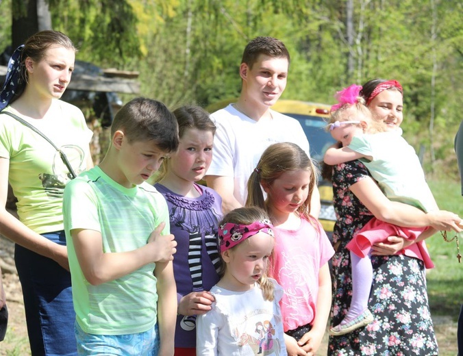 Majowa modlitwa przy kapliczce Matki Bożej w Górnej Leszczynie w Istebnej