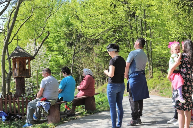 Majowa modlitwa przy kapliczce Matki Bożej w Górnej Leszczynie w Istebnej