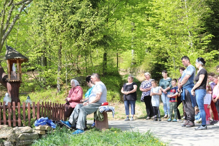 Majowa modlitwa przy kapliczce Matki Bożej w Górnej Leszczynie w Istebnej