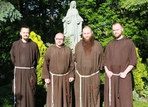 Od lewej br. Karol i br. Krzysztof, przyszli kapłani, oraz br. Michał i br. Krzysztof, przyszli diakoni.