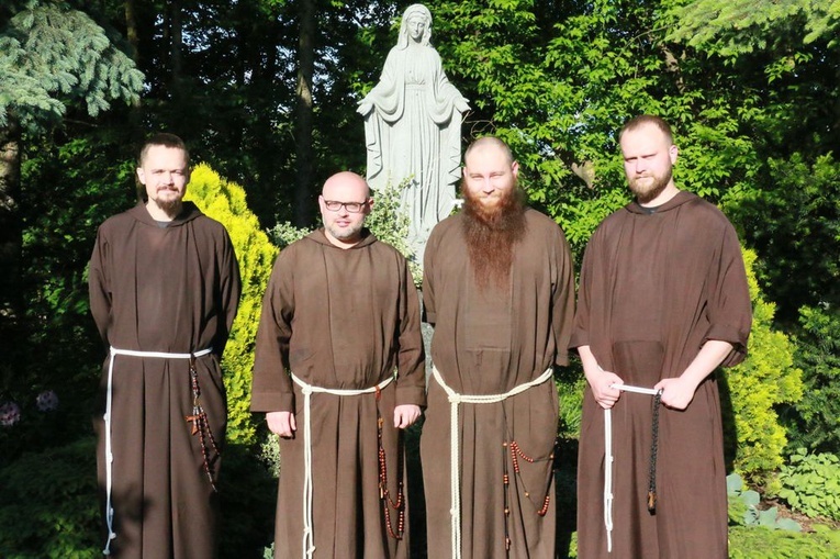 Od lewej br. Karol i br. Krzysztof, przyszli kapłani, oraz br. Michał i br. Krzysztof, przyszli diakoni.