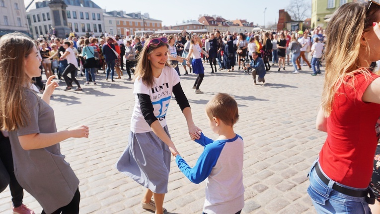 Taniec wielkanocny w Zielone Świątki na pl. Zamkowym