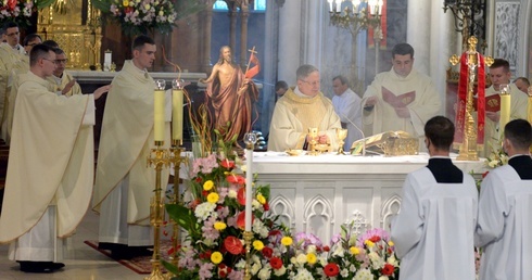 Czterech neoprezbiterów koncelebruje z bp. Henrykiem Tomasikiem swoją pierwszą Eucharystię.