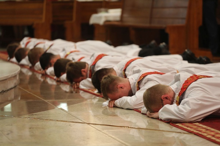 Już za chwilę, przez nałożenie rąk i modlitwę biskupa Romana Pindla, 10 kandydatów do kapłaństwa zostanie prezbiterami Kościoła rzymskokatolickiego... 