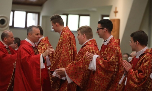 Znak pokoju nowym kapłanom przekazał bp Roman Pindel, a następnie wszyscy obecni w świątyni księża.