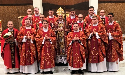 Neoprezbiterzy z bp. Romanem Pindlem i przełożonymi seminaryjnymi tuż po zakończeniu uroczystości święceń.