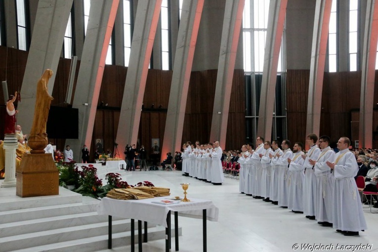 Archidiecezja warszawska ma 20 nowych kapłanów! [GALERIA ZDJĘĆ]
