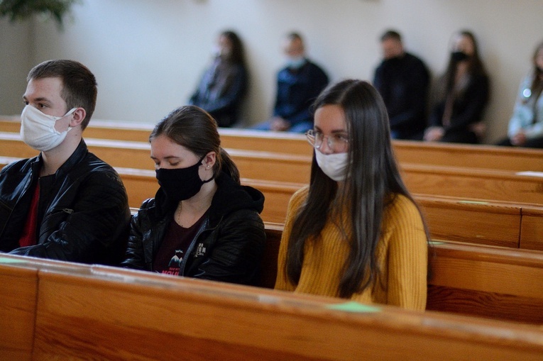 Opole. Młodzież modliła się przed Zesłaniem Ducha Świętego