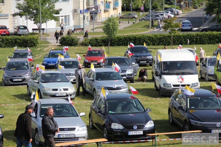 100 samochodów z papieskim flagami przejchało ulicami Gorzowa