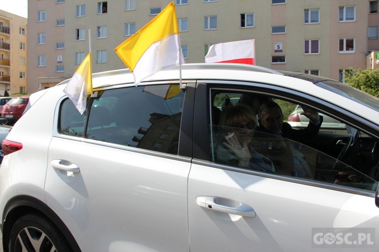 100 samochodów z papieskim flagami przejchało ulicami Gorzowa