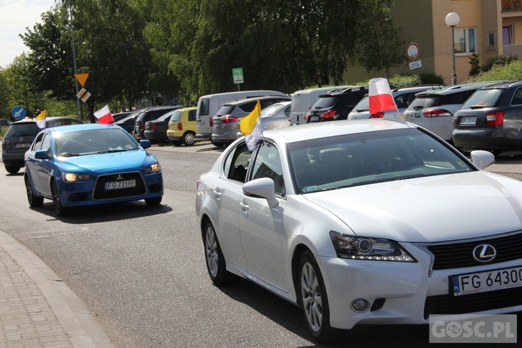 100 samochodów z papieskim flagami przejchało ulicami Gorzowa