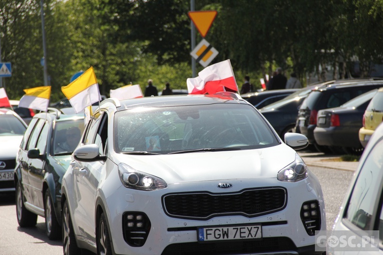 100 samochodów z papieskim flagami przejchało ulicami Gorzowa