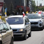 100 samochodów z papieskim flagami przejchało ulicami Gorzowa