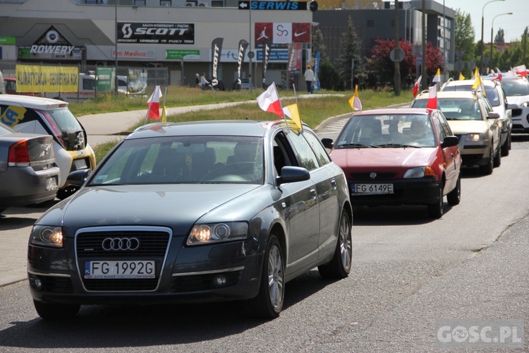 100 samochodów z papieskim flagami przejchało ulicami Gorzowa