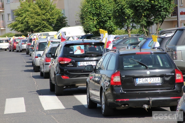 100 samochodów z papieskim flagami przejchało ulicami Gorzowa