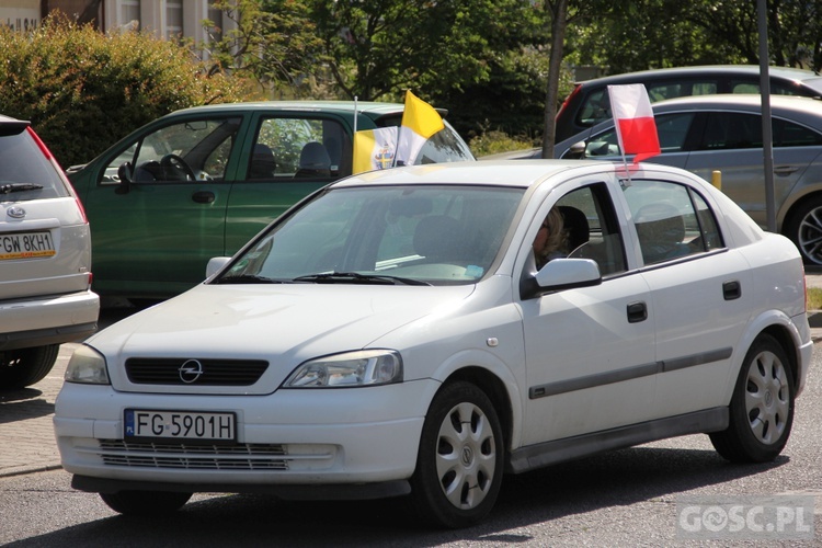 100 samochodów z papieskim flagami przejchało ulicami Gorzowa