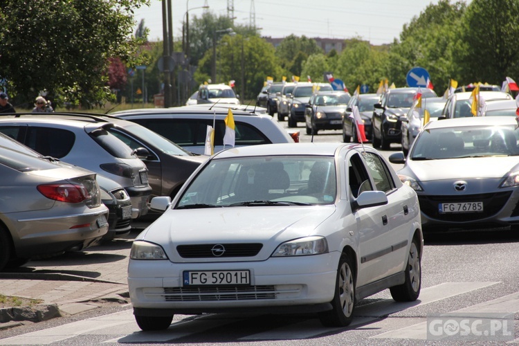 100 samochodów z papieskim flagami przejchało ulicami Gorzowa