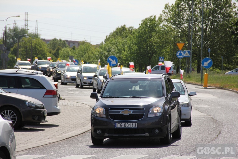 100 samochodów z papieskim flagami przejchało ulicami Gorzowa