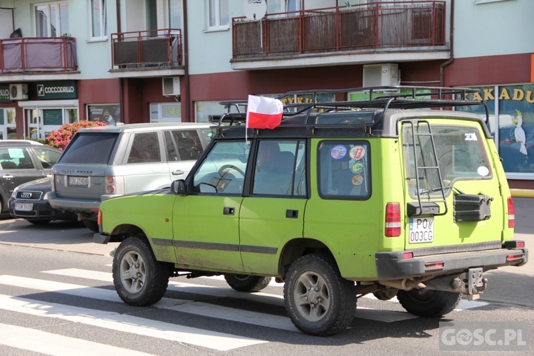 100 samochodów z papieskim flagami przejchało ulicami Gorzowa