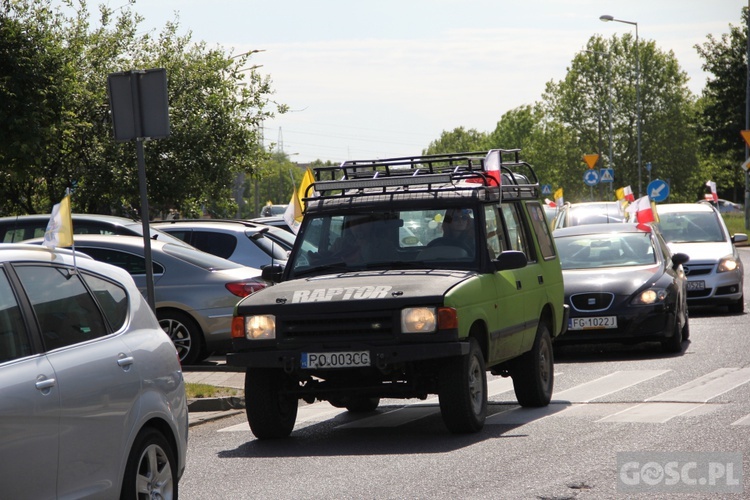 100 samochodów z papieskim flagami przejchało ulicami Gorzowa