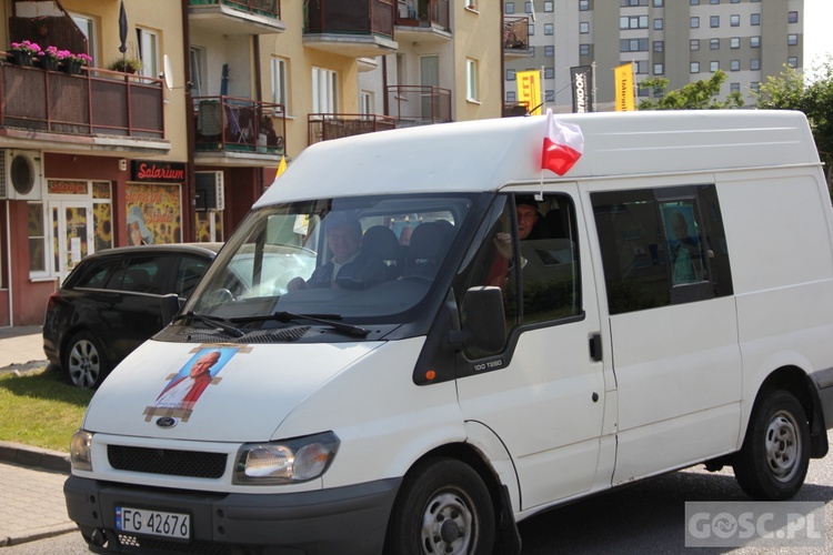 100 samochodów z papieskim flagami przejchało ulicami Gorzowa