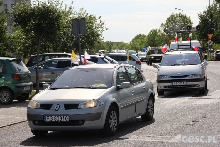 100 samochodów z papieskim flagami przejchało ulicami Gorzowa