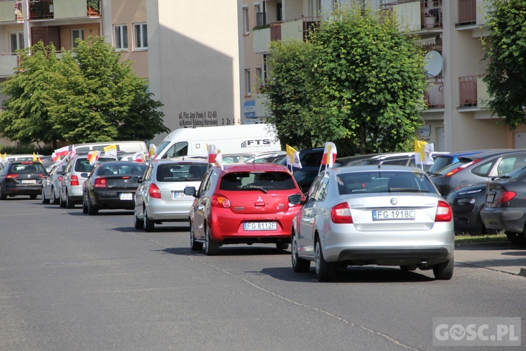 100 samochodów z papieskim flagami przejchało ulicami Gorzowa