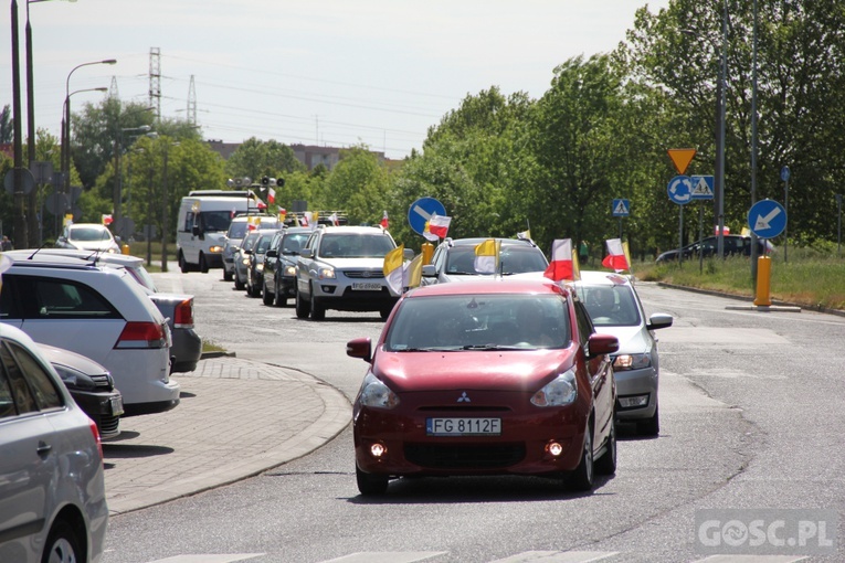 100 samochodów z papieskim flagami przejchało ulicami Gorzowa