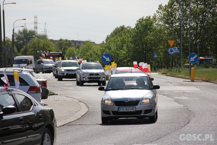 100 samochodów z papieskim flagami przejchało ulicami Gorzowa