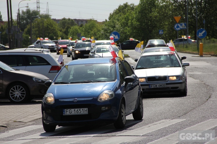 100 samochodów z papieskim flagami przejchało ulicami Gorzowa