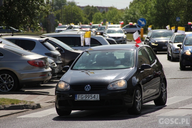 100 samochodów z papieskim flagami przejchało ulicami Gorzowa