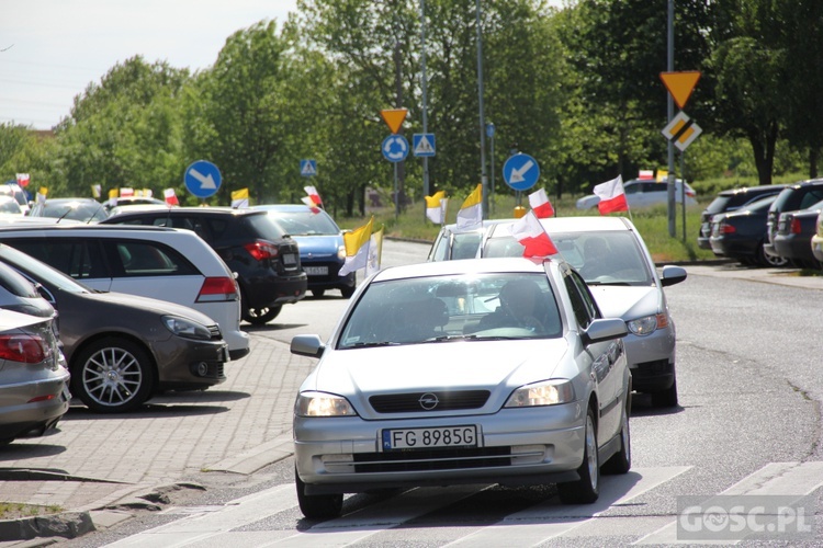 100 samochodów z papieskim flagami przejchało ulicami Gorzowa