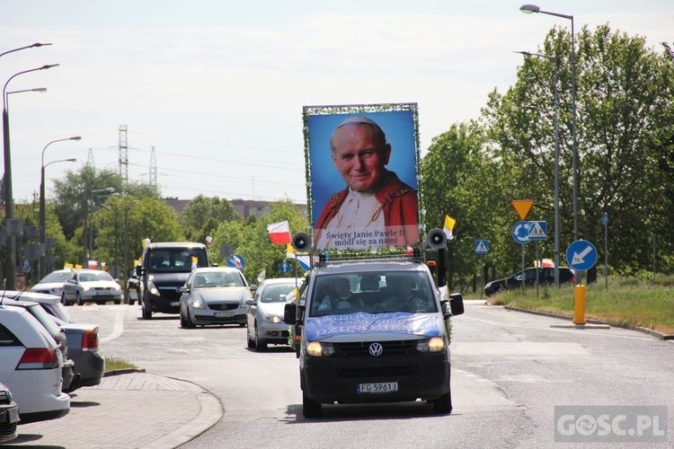 100 samochodów z papieskim flagami przejchało ulicami Gorzowa