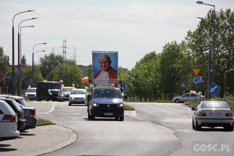 100 samochodów z papieskim flagami przejchało ulicami Gorzowa