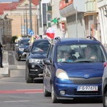 100 samochodów z papieskim flagami przejchało ulicami Gorzowa