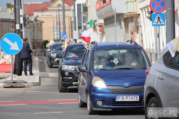 100 samochodów z papieskim flagami przejchało ulicami Gorzowa