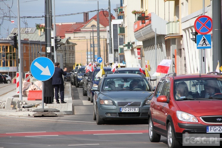 100 samochodów z papieskim flagami przejchało ulicami Gorzowa