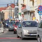 100 samochodów z papieskim flagami przejchało ulicami Gorzowa