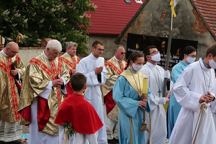 Kępnica. Święcenia kapłańskie ks. Krzysztofa Kurzei